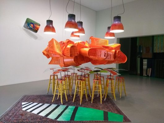 Boodschappenmand is kunst in wereld Jessica Stockholder