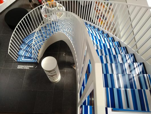 Jim Lambie tovert trap Centraal Museum om tot kunstwerk