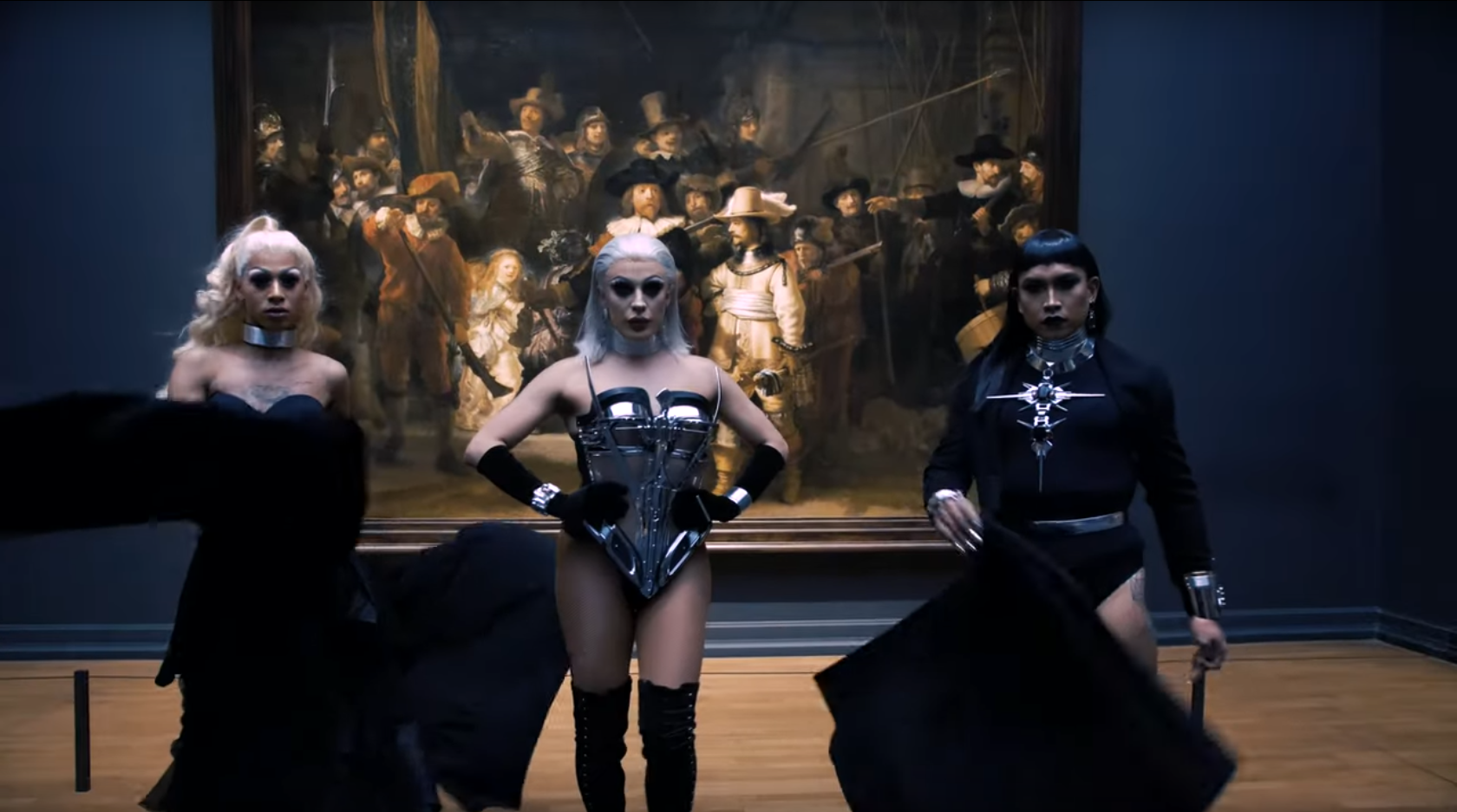Dragqueens maken video in Rijksmuseum