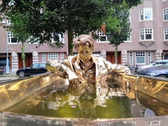 Gouden bader en kranenman op ArtZuid