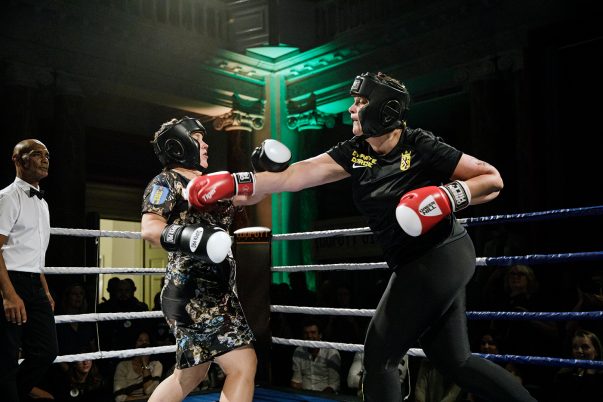 Kunstenaar wint tentoonstelling door bokswedstrijd