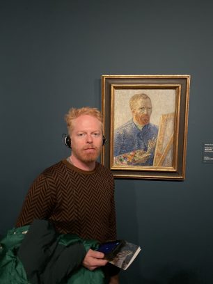 ‘Vincent van Gogh’ bezoekt eigen museum
